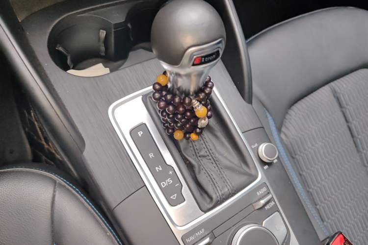 Used Audi A3 2019 Limousine 35 TFSI Fashion Edition China VI Emission Standard Gear Lever