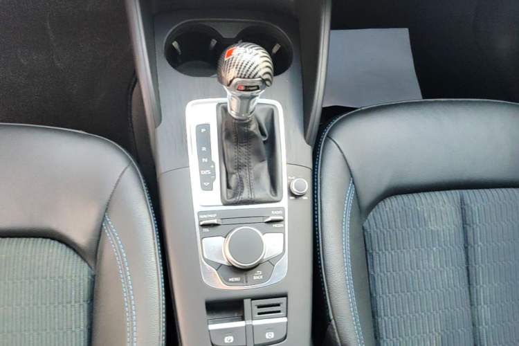 Used Audi A3 2019 Limousine 35 TFSI Fashion Edition China V standard Gear Lever