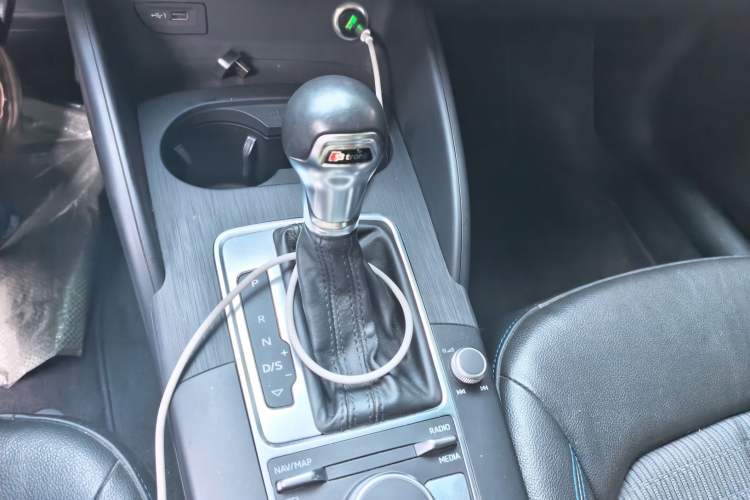 Used Audi A3 2019 Sportback 35 TFSI Fashion Edition China VI Emission Standard Gear Lever