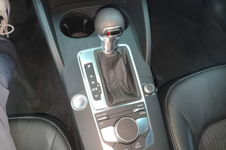 Used Audi A3 2019 Limousine 35 TFSI Fashion Edition China VI Emission Standard Gear Lever