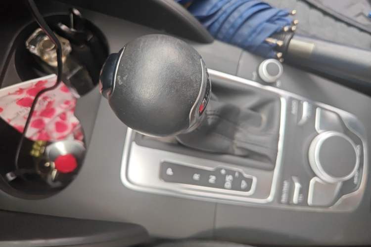 Used Audi A3 2019 Sportback 35 TFSI Fashion Edition China VI Emission Standard Gear Lever