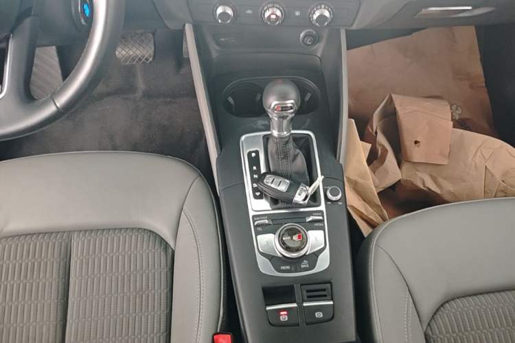 Used Audi A3 2019 Limousine 35 TFSI Fashion Edition China V standard Gear Lever