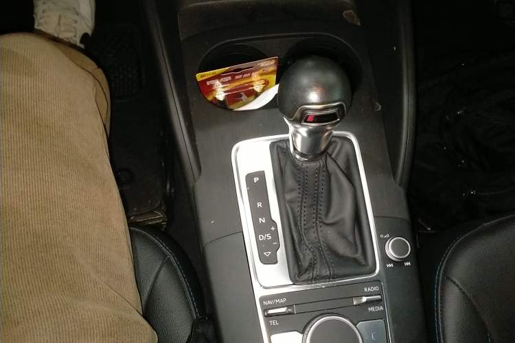 Used Audi A3 2019 Limousine 35 TFSI Fashion Edition China VI Emission Standard Gear Lever