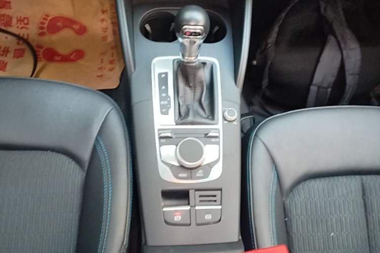 Used Audi A3 2019 Limousine 35 TFSI Fashion Edition China VI Emission Standard Gear Lever
