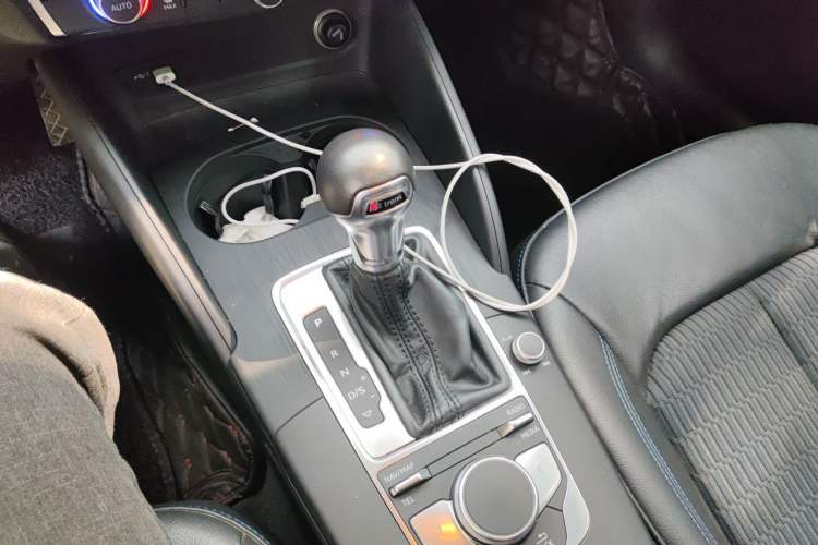 Used Audi A3 2019 Limousine 35 TFSI Fashion Edition China VI Emission Standard Gear Lever