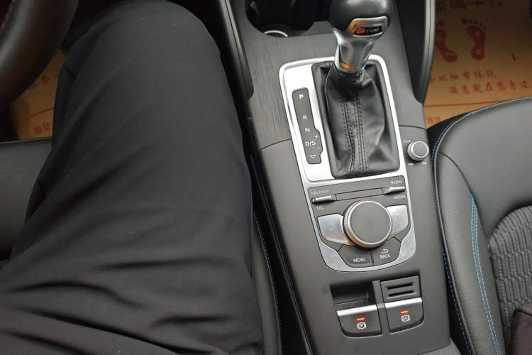 Used Audi A3 2019 Limousine 35 TFSI Fashion Edition China VI Emission Standard Gear Lever