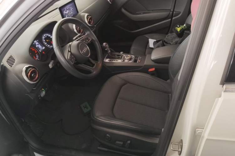 Used Audi A3 2019 Sportback 35 TFSI Fashion Edition China VI Emission Standard Left Front Seat