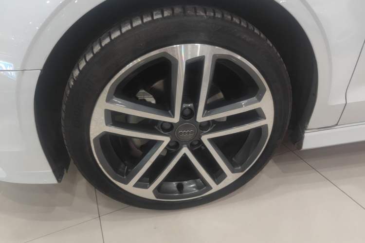 Used Audi A3 2019 Limousine 35 TFSI Sport Edition China V Emission Standard Left Front Wheel Hub