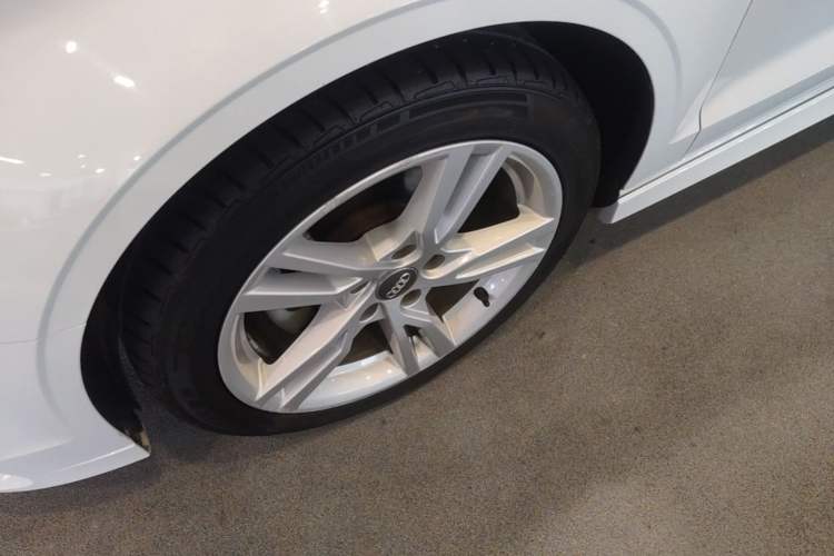 Used Audi A3 2019 Limousine 35 TFSI Fashion Edition China VI Emission Standard Left Front Wheel Hub