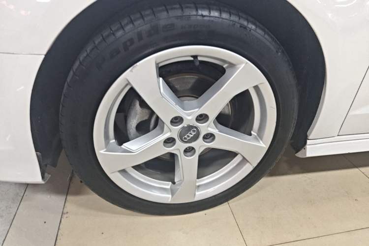 Used Audi A3 2019 Sportback 35 TFSI Fashion Edition China VI Emission Standard Left Front Wheel Hub