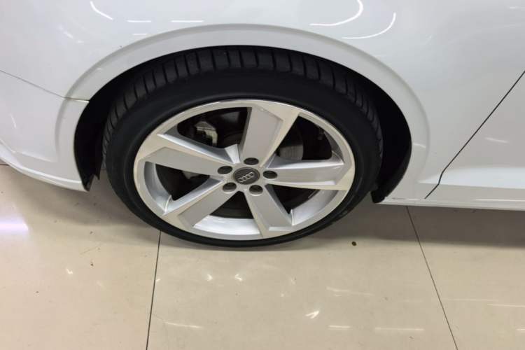 Used Audi A3 2019 Limousine 35 TFSI Style Version China V Emission Standard Left Front Wheel Hub