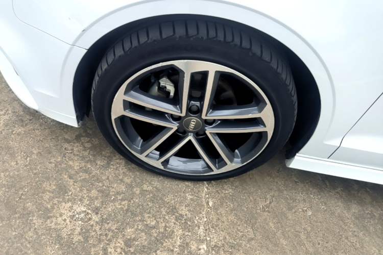 Used Audi A3 2019 Limousine 35 TFSI Sport Edition China V Emission Standard Left Front Wheel Hub
