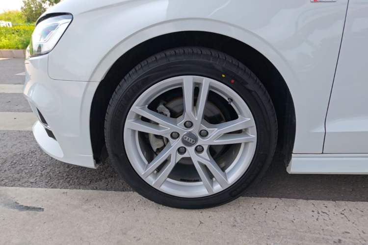 Used Audi A3 2019 Limousine 35 TFSI Fashion Edition China VI Emission Standard Left Front Wheel Hub