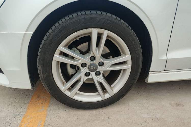Used Audi A3 2019 Limousine 35 TFSI Fashion Edition China VI Emission Standard Left Front Wheel Hub