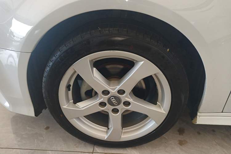 Used Audi A3 2019 Sportback 35 TFSI Fashion Edition China VI Emission Standard Left Front Wheel Hub