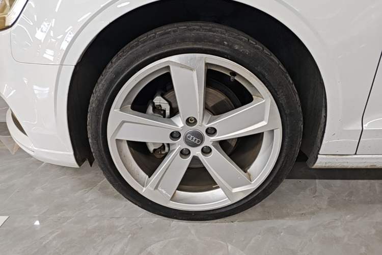 Used Audi A3 2019 Limousine 35 TFSI Style Version China V Emission Standard Left Front Wheel Hub