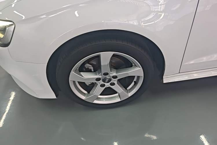 Used Audi A3 2019 Sportback 35 TFSI Fashion Edition China VI Emission Standard Left Front Wheel Hub