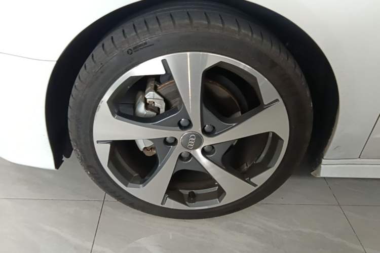 Used Audi A3 2019 Sportback 35 TFSI Sporty Version China VI Left Front Wheel Hub