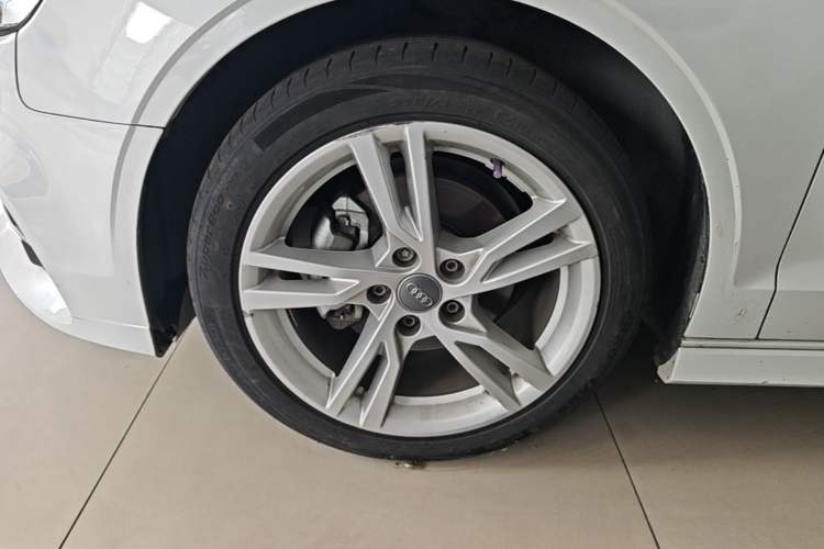 Used Audi A3 2019 Limousine 35 TFSI Fashion Edition China VI Emission Standard Left Front Wheel Hub