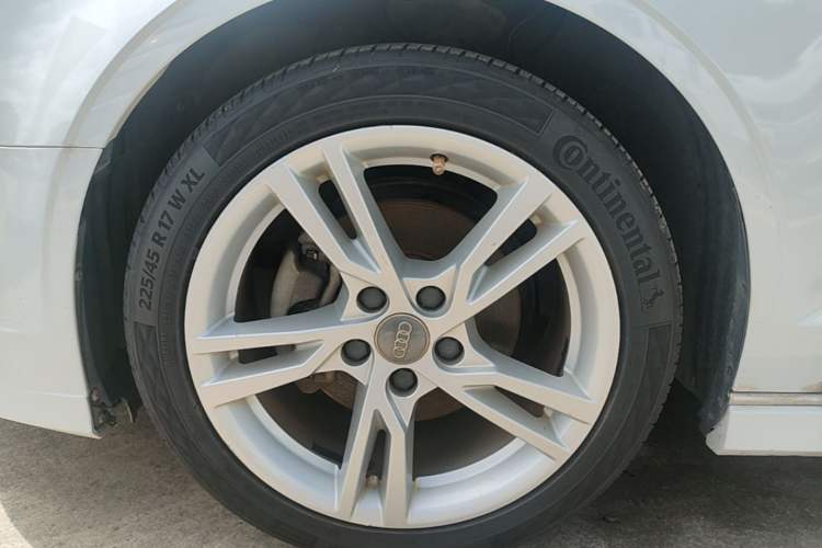 Used Audi A3 2019 Limousine 35 TFSI Fashion Edition China VI Emission Standard Left Front Wheel Hub