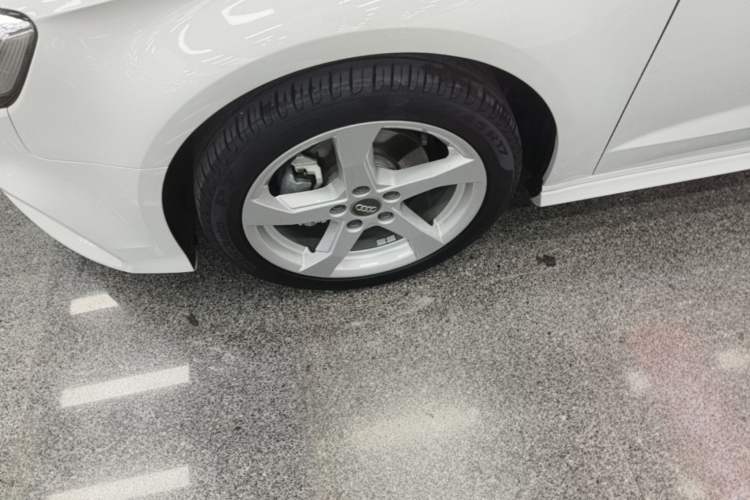 Used Audi A3 2019 Sportback 35 TFSI Fashion Edition China VI Emission Standard Left Front Wheel Hub