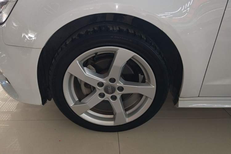 Used Audi A3 2019 Sportback 35 TFSI Fashion Edition China VI Emission Standard Left Front Wheel Hub