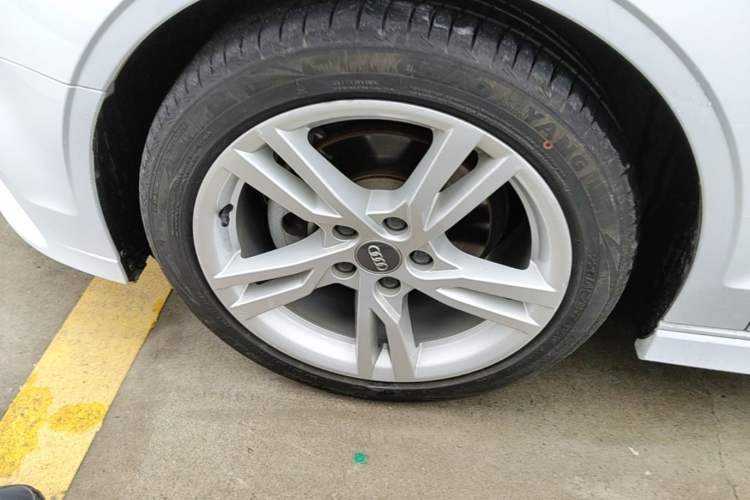 Used Audi A3 2019 Limousine 35 TFSI Fashion Edition China VI Emission Standard Left Front Wheel Hub