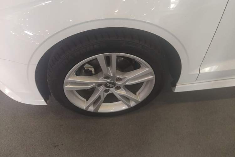 Used Audi A3 2019 Limousine 35 TFSI Fashion Edition China VI Emission Standard Left Front Wheel Hub