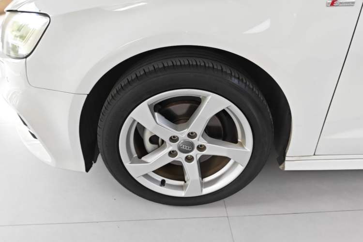 Used Audi A3 2019 Sportback 35 TFSI Fashion Edition China VI Emission Standard Left Front Wheel Hub