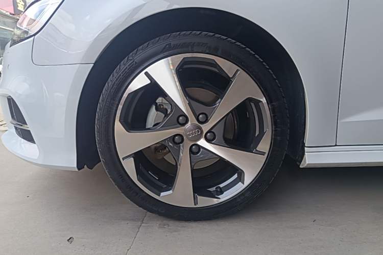 Used Audi A3 2019 Sportback 35 TFSI Sporty Version China VI Left Front Wheel Hub
