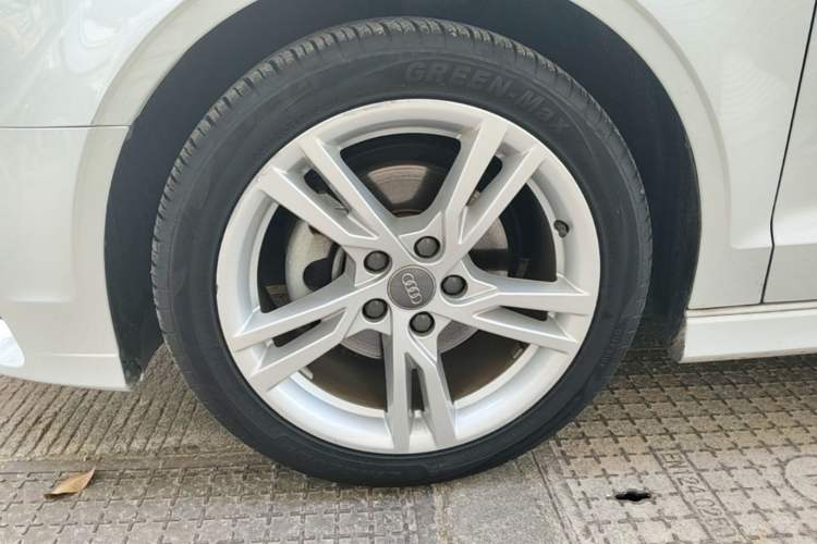 Used Audi A3 2019 Limousine 35 TFSI Fashion Edition China V standard Left Front Wheel Hub