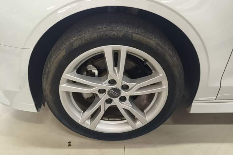 Used Audi A3 2019 Limousine 35 TFSI Fashion Edition China VI Emission Standard Left Front Wheel Hub