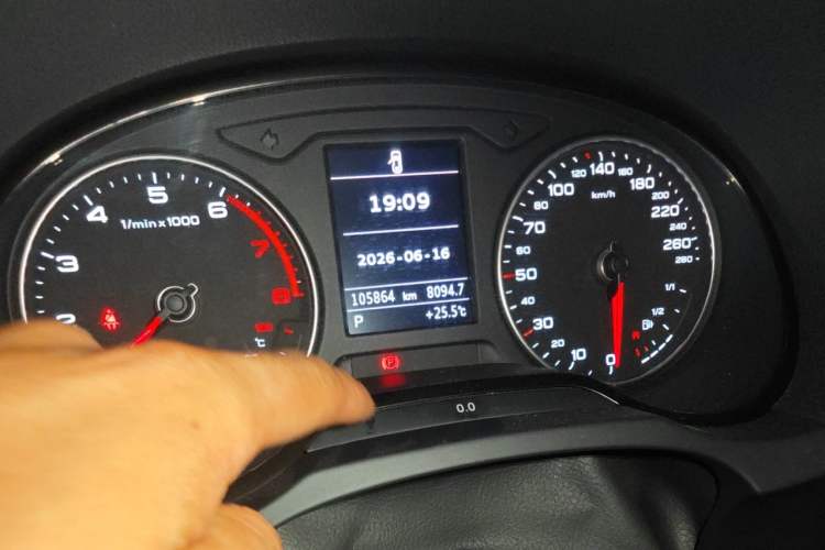 Used Audi A3 2019 Limousine 35 TFSI Fashion Edition China VI Emission Standard Odometer Close Up