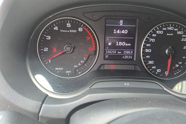 Used Audi A3 2019 Sportback 35 TFSI Fashion Edition China VI Emission Standard Odometer Close Up