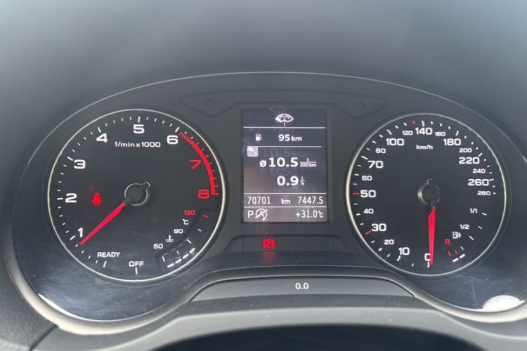 Used Audi A3 2019 Limousine 35 TFSI Fashion Edition China VI Emission Standard Odometer Close Up