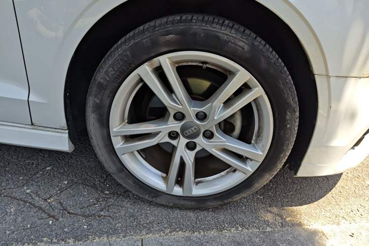 Used Audi A3 2019 Limousine 35 TFSI Fashion Edition China VI Emission Standard Right Front Wheel Hub