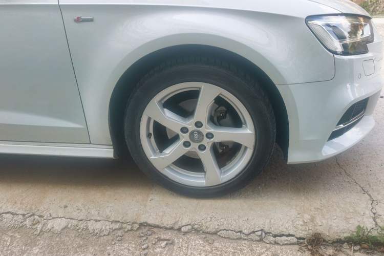 Used Audi A3 2019 Sportback 35 TFSI Fashion Edition China VI Emission Standard Right Front Wheel Hub