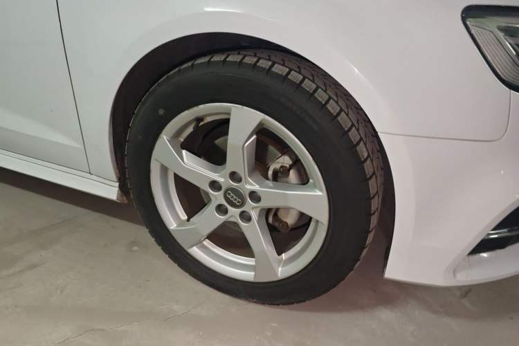 Used Audi A3 2019 Sportback 35 TFSI Fashion Edition China VI Emission Standard Right Front Wheel Hub