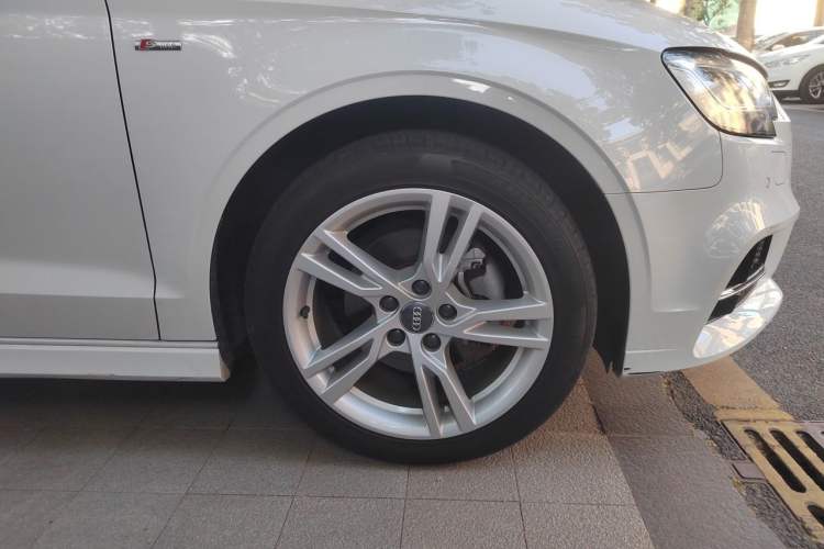 Used Audi A3 2019 Limousine 35 TFSI Fashion Edition China VI Emission Standard Right Front Wheel Hub