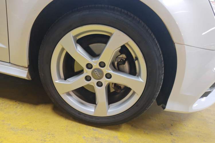 Used Audi A3 2019 Sportback 35 TFSI Fashion Edition China VI Emission Standard Right Front Wheel Hub