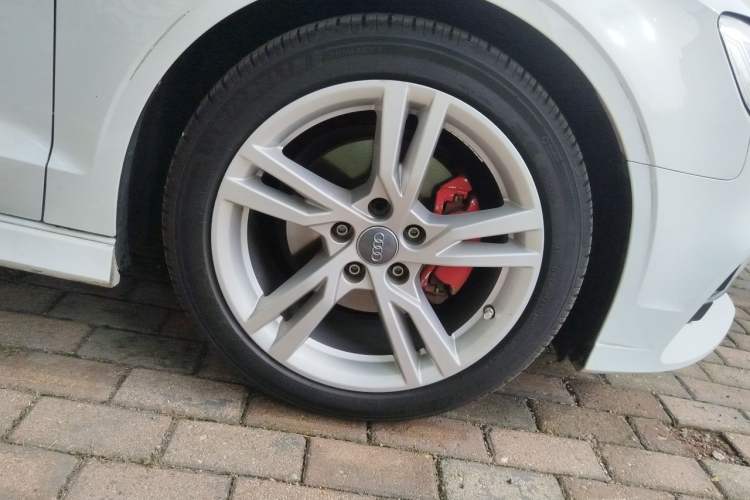 Used Audi A3 2019 Limousine 35 TFSI Fashion Edition China V standard Right Front Wheel Hub