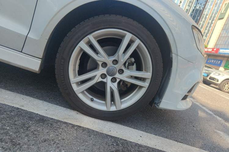 Used Audi A3 2019 Limousine 35 TFSI Fashion Edition China V standard Right Front Wheel Hub