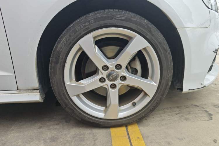 Used Audi A3 2019 Sportback 35 TFSI Fashion Edition China V Right Front Wheel Hub