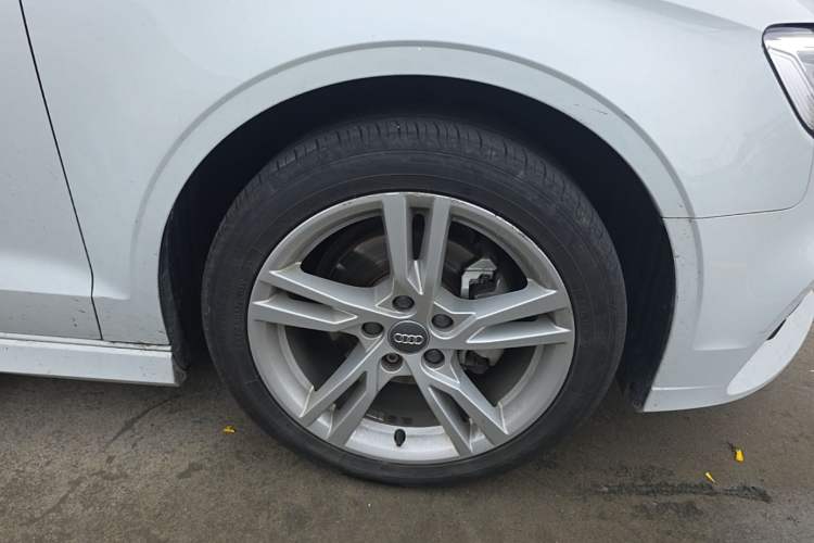 Used Audi A3 2019 Limousine 35 TFSI Fashion Edition China V standard Right Front Wheel Hub