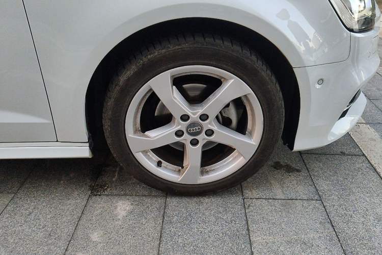 Used Audi A3 2019 Sportback 35 TFSI Fashion Edition China VI Emission Standard Right Front Wheel Hub