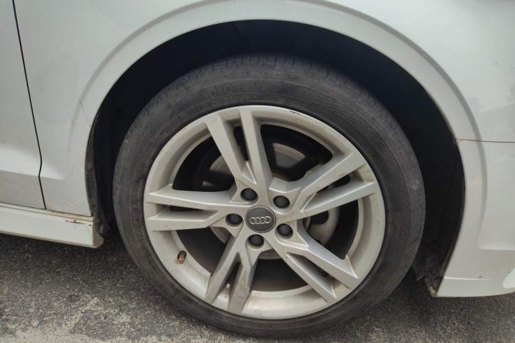 Used Audi A3 2019 Limousine 35 TFSI Fashion Edition China V standard Right Front Wheel Hub