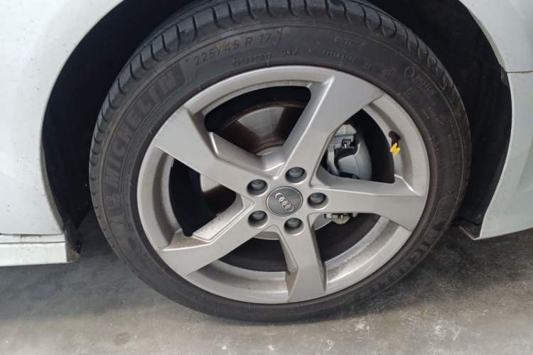 Used Audi A3 2019 Sportback 35 TFSI Fashion Edition China VI Emission Standard Right Front Wheel Hub