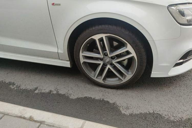 Used Audi A3 2019 Limousine 40 TFSI Sporty Version China VI Right Front Wheel Hub