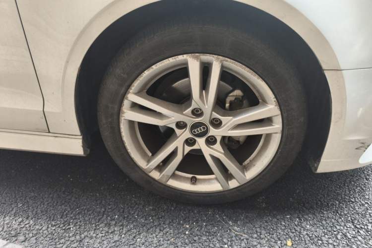 Used Audi A3 2019 Limousine 35 TFSI Fashion Edition China V standard Right Front Wheel Hub