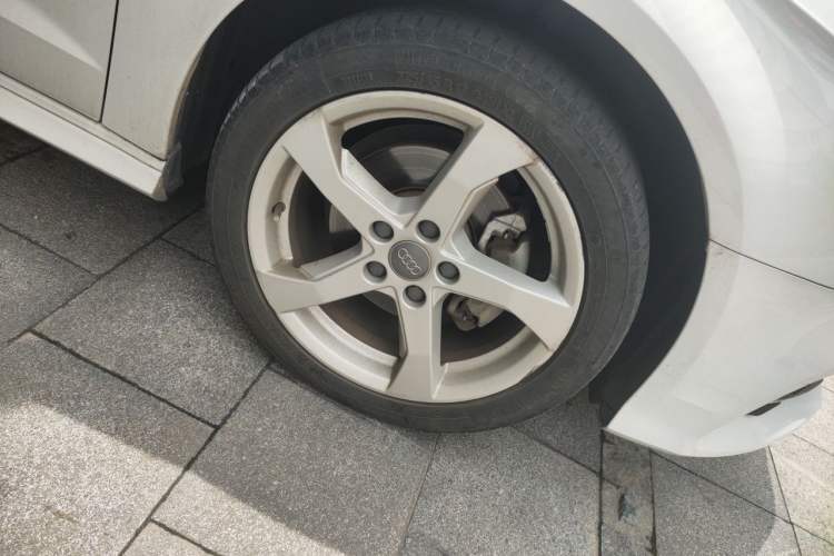 Used Audi A3 2019 Sportback 35 TFSI Fashion Edition China VI Emission Standard Right Front Wheel Hub